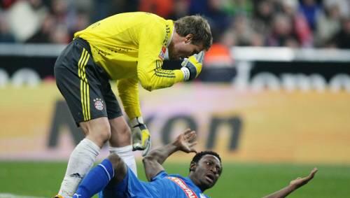 "Wie ein kleines Mädchen": Bayern-Keeper Michael Rensing ärgert sich über Obasis Schauspieleinlage. "Wie ein kleines Mädchen": Bayern-Keeper Michael Rensing ärgert sich über Obasis Schauspieleinlage.