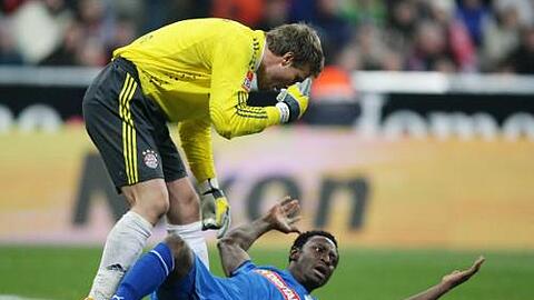 "Wie ein kleines Mädchen": Bayern-Keeper Michael Rensing ärgert sich über Obasis Schauspieleinlage.