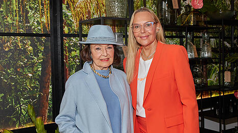 Natascha Ochsenknecht (r.) &uuml;berwacht ihre Mutter B&auml;rbel Wierichs via GPS.