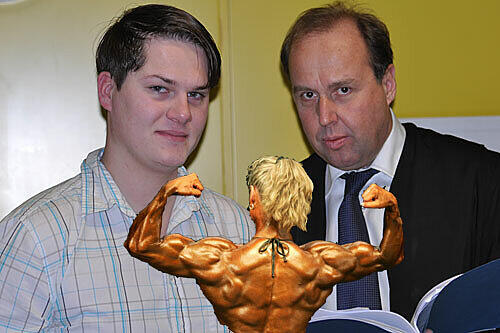 Hockey-Trainer Matthias S. (l.) mit Verteidiger Thomas Pfister vor Gericht. Den Zoff mit einer Bodybuilderin und einer Judomeisterin beendete er mit einer Kopfnuss