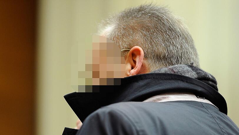Der ehemalige Polizeichef von Rosenheim, Rudolf M. (r), vor Gericht