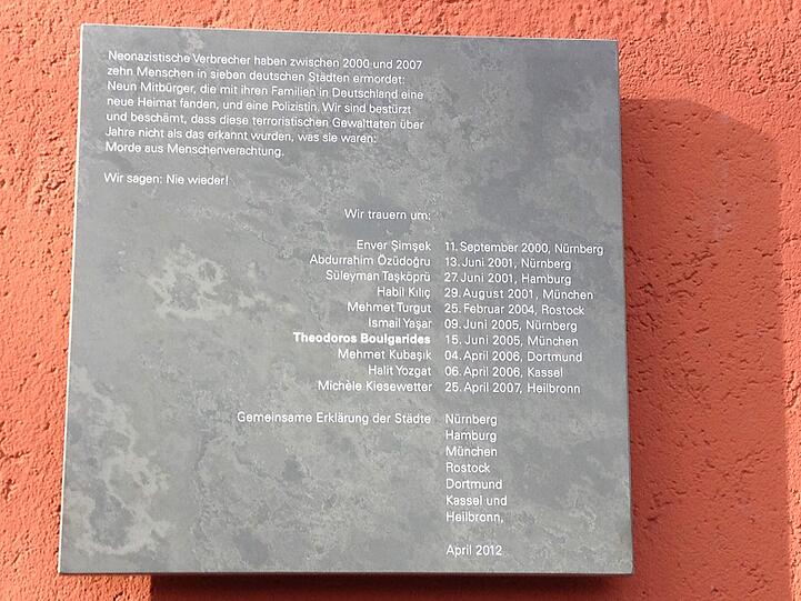 Die sieht die deutschlandweit einheitliche Gedenktafel aus. Sie nennt die Namen aller zehn Opfer des NSU-Terrors.