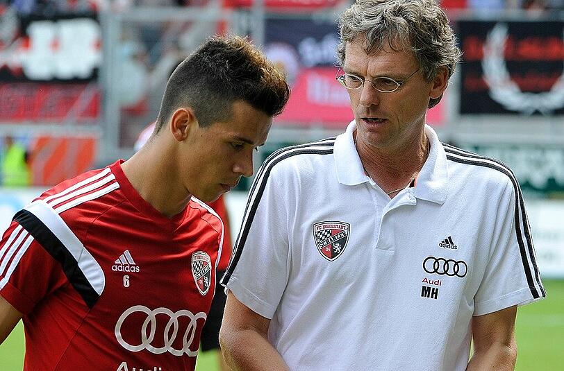 Alfredo Morales (li.) lauscht den Worten von Michael Henke, Co-Trainer beim FCI.