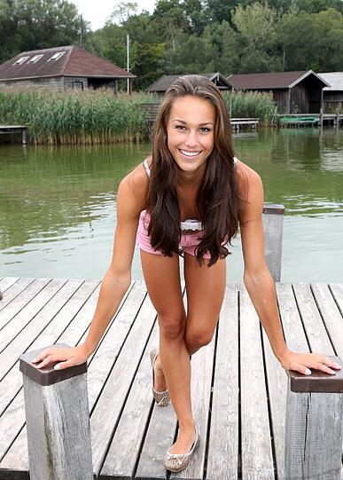 Die schöne Giulia Schmitt wollte ursprünglich Ballett-Tänzerin werden. Jetzt versucht sie ihr Glück mit einer Karriere als Model. Wird sie die Schönste Müncherin werden?
