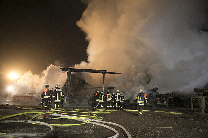 Bilder vom großen Feuerwehreinsatz in Fridolfing am Dienstagabend. Der Sachschaden ist nach dem Brand eines Sägewerks immens.
