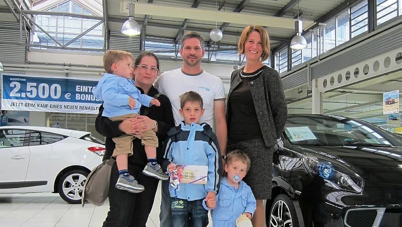 glücklichen Gewinner der Verwöhn-Gutscheine inkl. Massage für das Saunaparadies der Therme Erding: die Familie Lindermayer aus Planegg bei München. glücklichen Gewinner der Verwöhn-Gutscheine inkl. Massage für das Saunaparadies der Therme Erding: die Familie Lindermayer aus Planegg bei München.