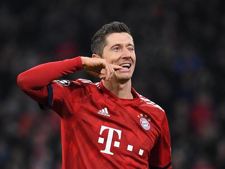 Robert Lewandowski, Stürmer von FC Bayern München, grimassiert auf dem Spielfeld nach einem Torschuss. Foto: Sven Hoppe/Archiv