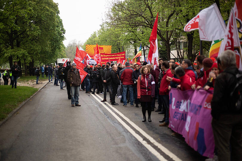 Großer Demozug durch München am Tag der Arbeit. Rund 4.000 Menschen beteiligten sich an der Kundgebung. Die Bilder.