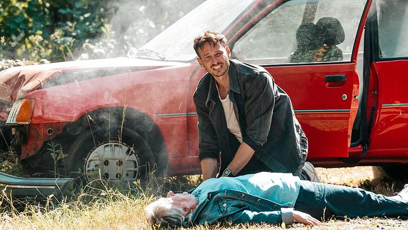 "Tatort: Der Fluch des Geldes": Hauptkommissar Leo Hölzer (Vladimir Burlakov) ist als Erster am Unfallort.