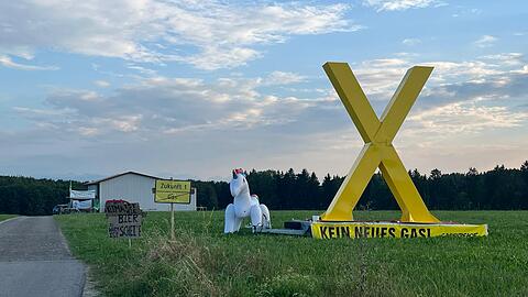 "Kein neues Gas" steht auf einem Banner, das Aktivisten von Greenpeace in Reichling aufgestellt haben.