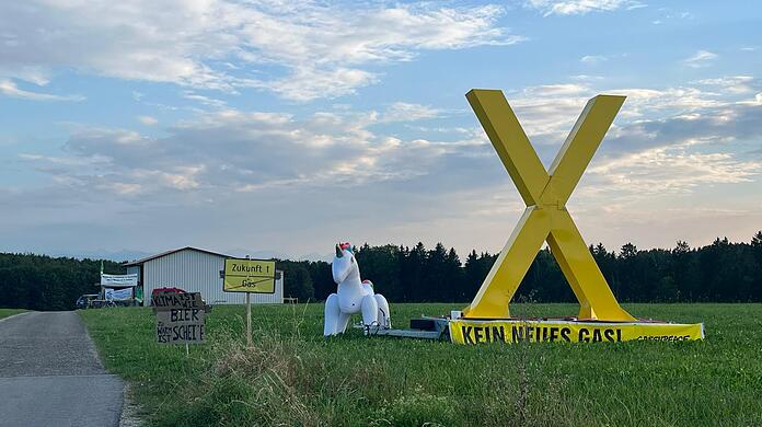 "Kein neues Gas" steht auf einem Banner, das Aktivisten von Greenpeace in Reichling aufgestellt haben.