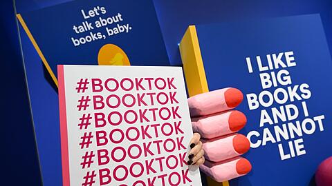 TikTok ist für Lesebegeisterte eine beliebte Plattform - bald könnten es dort immer mehr Buchshops geben.