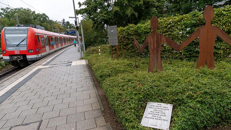 An der S-Bahnstation wurde nach dem Mord an Dominik Brunner ein Denkmal errichtet, auch als Zeichen für Zivilcourage.
