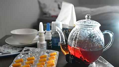 Im Schnitt fielen im vergangenen Jahr AOK-Versicherte in Bayern 21,1 Tage wegen Krankheit aus. (Symboldbild)