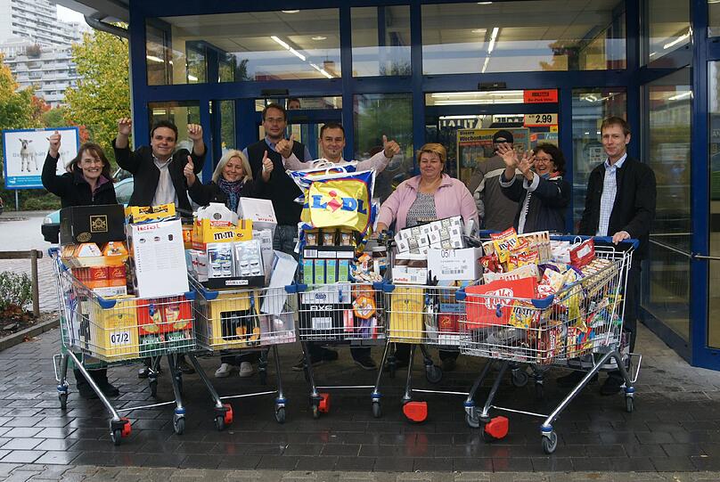 Sie haben zusammen für 4419 Euro eingekauft: Die fünf Gewinner vor der Moosacher Lidl-Filiale.