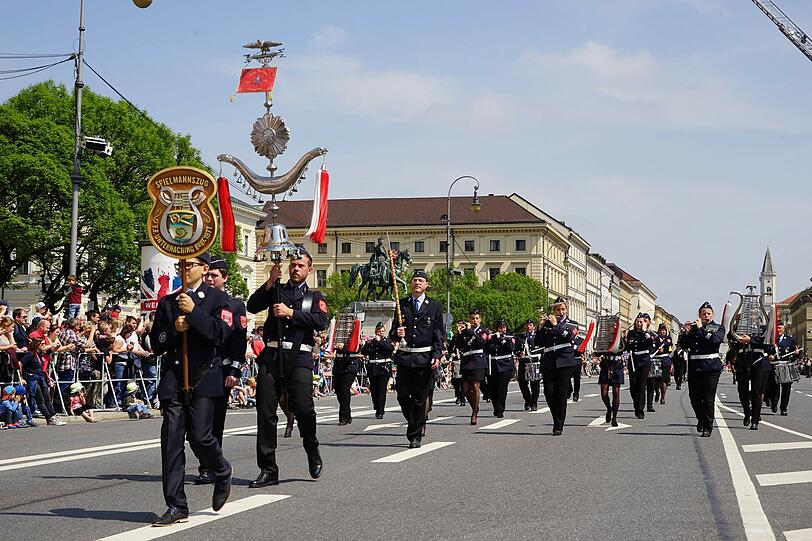 München feiert das 150-jährige Bestehen ihrer Feuerwehr mit einer großen Parade.