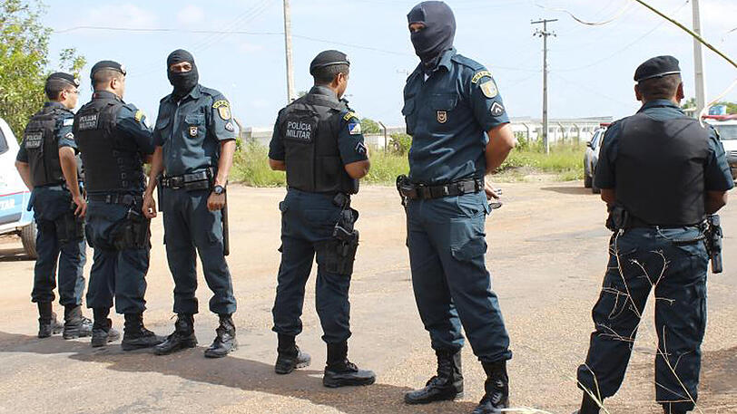 Polizisten stehen vor dem Gefängnis in Boa Vista Wache.