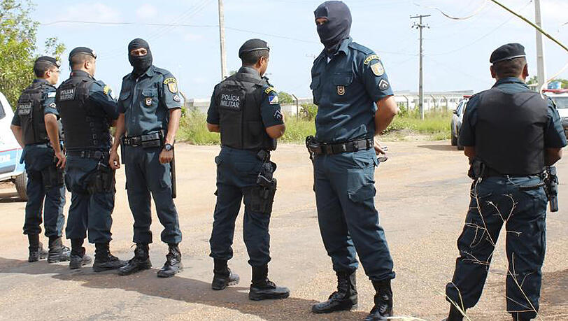 Polizisten stehen vor dem Gefängnis in Boa Vista Wache. Polizisten stehen vor dem Gefängnis in Boa Vista Wache.