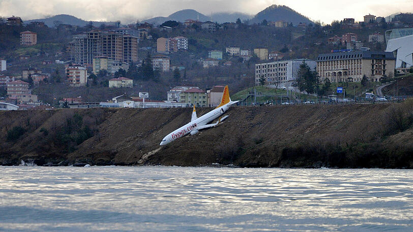 Nur wenige Meter vor dem schwarzen Meer kommt das Flugzeug zum Stehen.