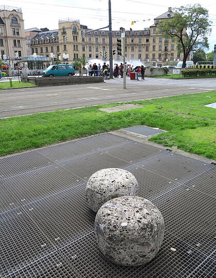 Denn die Steine sind etwa 80 Kilo schwer. Da darf das Gitter schon was aushalten.