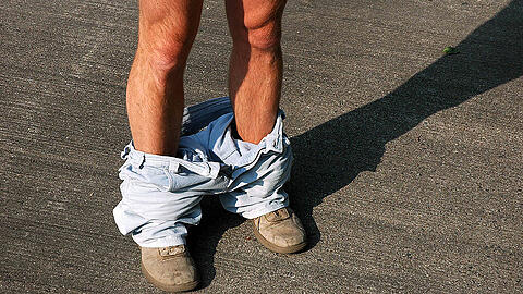 Eine Streife der Polizeiinspektion Planegg konnte anhand der Personenbeschreibung und des Kennzeichens den Tatverdächtigen kontrollieren und festnehmen. (Symbolbild)