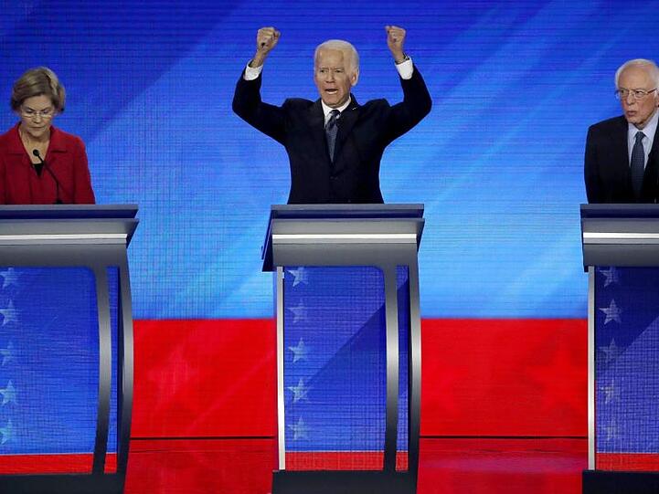 Gestikulierend: Elizabeth Warren (l) und Bernie Sanders (r) hören Joe Biden während der Debatte zu.