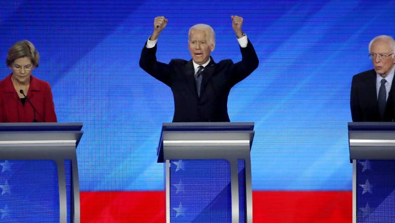 Gestikulierend: Elizabeth Warren (l) und Bernie Sanders (r) hören Joe Biden während der Debatte zu. Gestikulierend: Elizabeth Warren (l) und Bernie Sanders (r) hören Joe Biden während der Debatte zu.