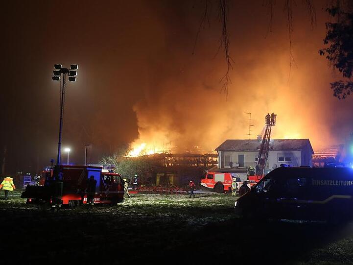 Die Feuerwehr löscht im Flutlicht einen Großbrand auf einem Bauernhof in Leipheim. Foto: Ralf Zwiebler