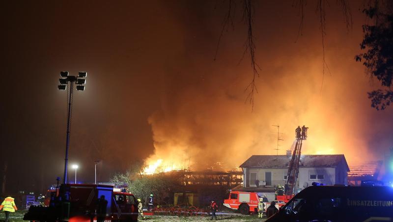 Die Feuerwehr löscht im Flutlicht einen Großbrand auf einem Bauernhof in Leipheim. Foto: Ralf Zwiebler Die Feuerwehr löscht im Flutlicht einen Großbrand auf einem Bauernhof in Leipheim. Foto: Ralf Zwiebler