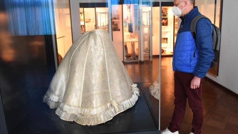 Ein Besucher betrachtet im Deutschen Museum ein Glasfaserkleid, das im Jahre 1924 dem Deutschen Museum gestiftet wurde und nun erstmals restauriert zu sehen ist.