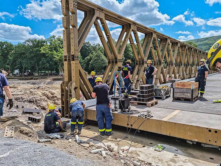 Millimeter-Arbeit beim Anheben und Absetzen der Brücke auf die Endlager.