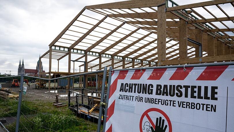 Die neue Bräurosl ist das einzige Zelt, das derzeit schon aufgebaut wird. Man ist schon recht weit.