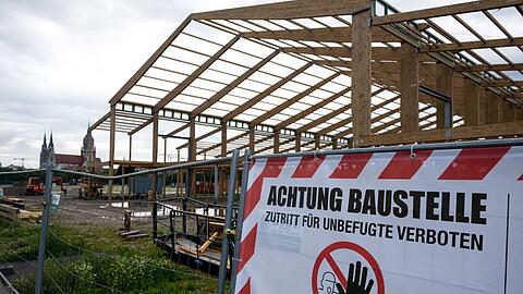 Die neue Bräurosl ist das einzige Zelt, das derzeit schon aufgebaut wird. Man ist schon recht weit.