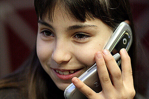 SMS, spielen, mit Freunden ratschen: Immer mehr Kinder und Jugendliche würden ihr Handy am liebsten nicht mehr aus der Hand geben.