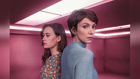 "Im Schatten der Angst - Du sollst nicht lügen": Im Pink Room versucht Karla Eckhardt (Julia Koschitz, r.) ein Gespräch mit Anna Lobrecht (Mercedes Müller) zu führen.