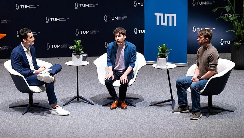 Reinhard Heckel (v.l.), Professor für Maschinelles Lernen an der TUM leitet am Donnerstag die Podiumsdiskussion mit Sam Altman, Erfinder der KI-Software ChatGPT, und Johannes Heidecke, KI-Sicherheitforscher bei Open AI.