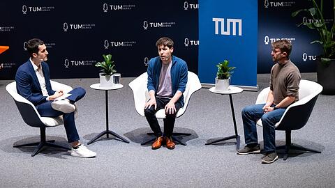 Reinhard Heckel (v.l.), Professor für Maschinelles Lernen an der TUM leitet am Donnerstag die Podiumsdiskussion mit Sam Altman, Erfinder der KI-Software ChatGPT, und Johannes Heidecke, KI-Sicherheitforscher bei Open AI.