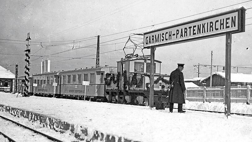 1929: Die Zugspitzbahn steht im verschneiten Bahnhof von Garmisch-Partenkirchen.