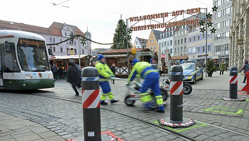 Die Poller sollen Besitzer des Augsburger Christkindlesmarkts schützen.