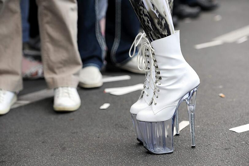 Fantasievoll bekleidet feiern am Samstag die Teilnehmer auf der Parade zum Christopher Street Day (CSD) in Berlin.