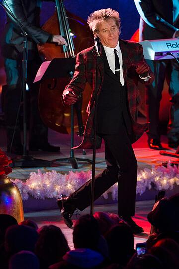 Bei der feierlichen Eröffnungszeremonie gaben sich Superstars wie Rod Stewart die Ehre und sangen Weihnachtslieder.