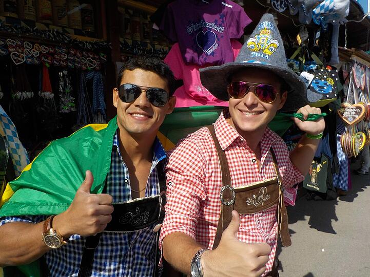 Eduardo Costa (25) und Lucas Drumond (25) sind Marinesoldaten aus Brasilien. Mit 30 Leuten sind sie aus Rio de Janeiro angereist: &bdquo;Der optimale Oktoberfest-Tag ist, wenn den ganzen Tag Bier fließt. Kühles Bier und gute Freunde reichen uns für ein perfektes Fest. Die Schönheit der deutschen Frauen hat uns überrascht. Wie sie mit ihren traditionellen Kleidern ihren Busen zur Geltung bringen &ndash; wir sind im Paradies!&ldquo;