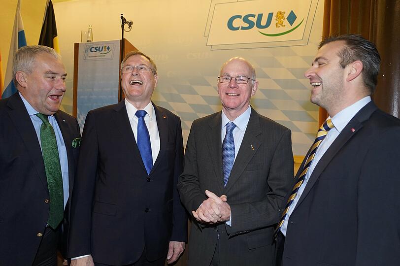 In bester Laune beim CSU-Dreikönigstreffen: Bundestagspräsident Norbert Lammert (CDU, 2.v.r.) mit CSU-Bezirkschef Ludwig Spaenle, Bundestags-Vizepräsident Johannes Singhammer und CSU-Stadtrat Georg Schlagbauer (v.l.).