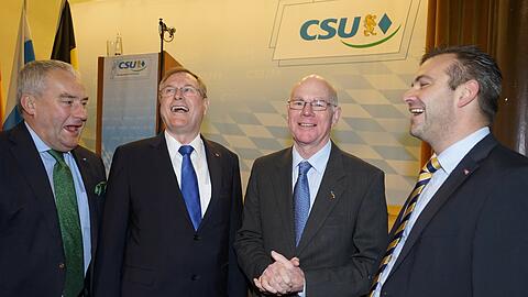 In bester Laune beim CSU-Dreikönigstreffen: Bundestagspräsident Norbert Lammert (CDU, 2.v.r.) mit CSU-Bezirkschef Ludwig Spaenle, Bundestags-Vizepräsident Johannes Singhammer und CSU-Stadtrat Georg Schlagbauer (v.l.).
