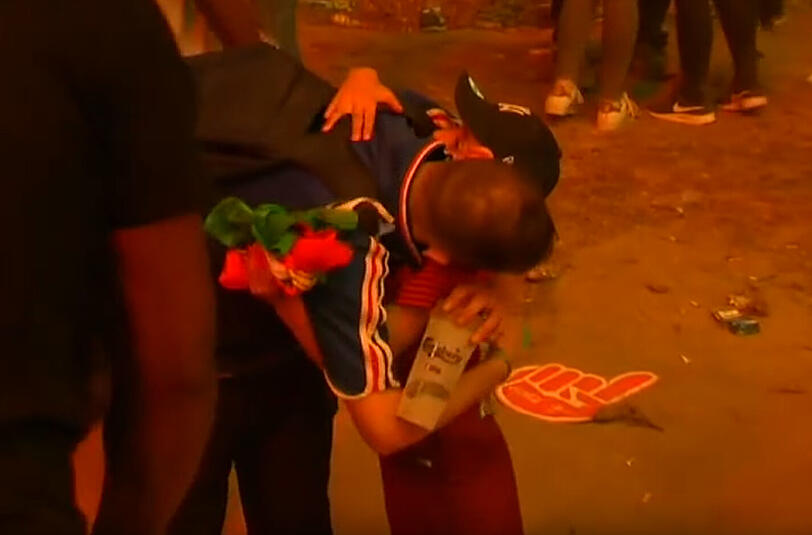 Der kleine Mathis tröstete einen Frankreich-Fan nach dem EM-Finale in Paris