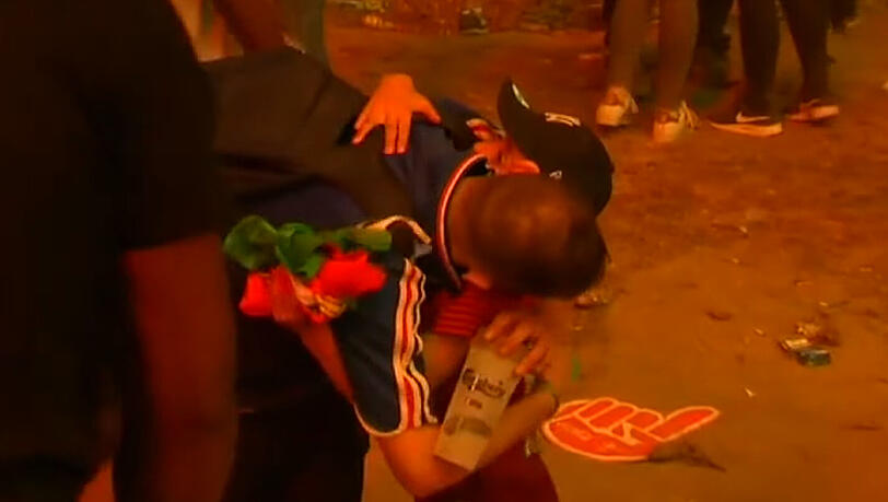 Der kleine Mathis tröstete einen Frankreich-Fan nach dem EM-Finale in Paris Der kleine Mathis tröstete einen Frankreich-Fan nach dem EM-Finale in Paris