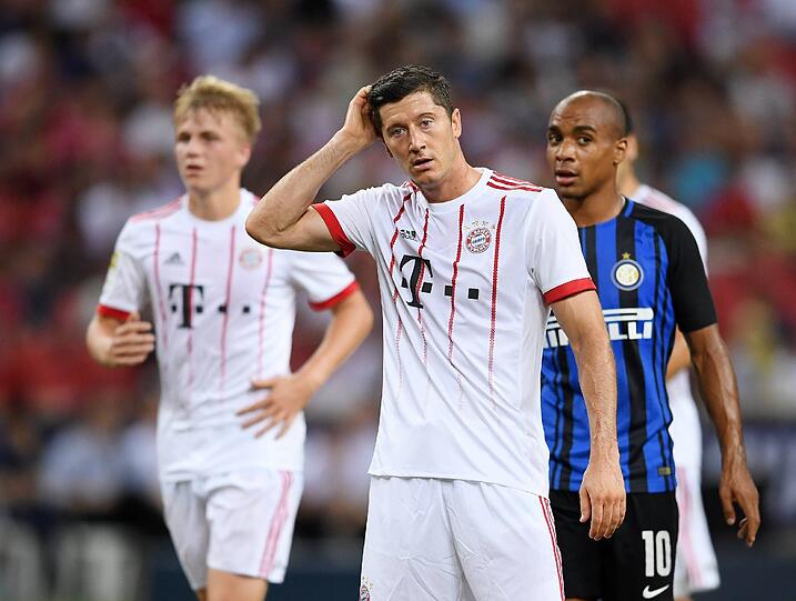 Stürmer Robert Lewandowski ist ratlos.