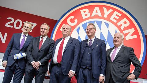 Jan-Christian Dreesen, stellvertretender Vorstandsvorsitzender (l-r), Vorstandschef Karl-Heinz Rummenigge, Vereinspräsident Uli Hoeneß und die Vizepräsidenten Dieter Mayer und Walter Mennekes bei der Jahreshauptversammlung