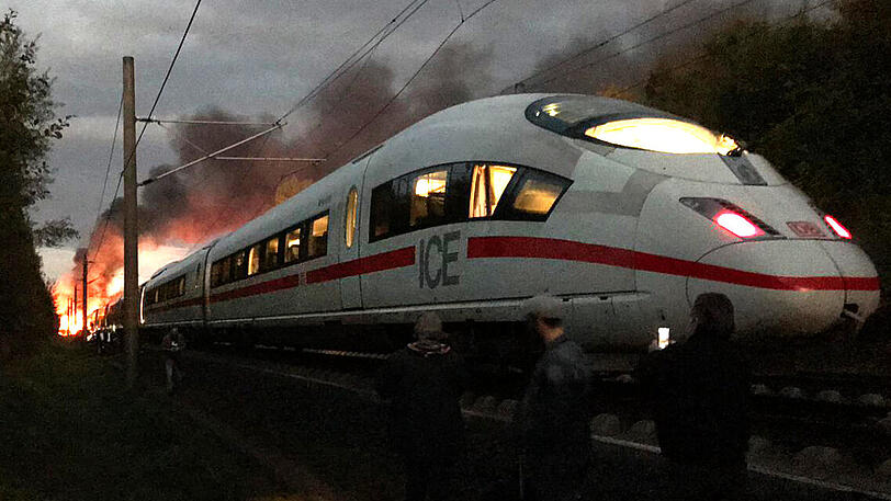 Ein ICE steht in der Nähe von Montabaur in Flammen.