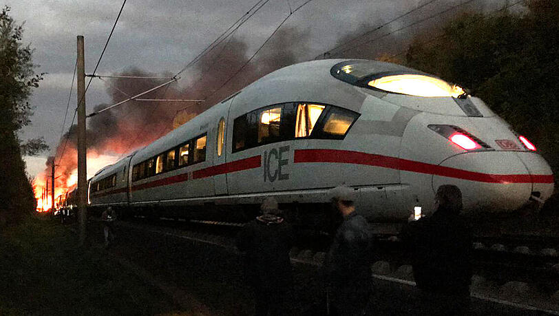 Ein ICE steht in der Nähe von Montabaur in Flammen. Ein ICE steht in der Nähe von Montabaur in Flammen.